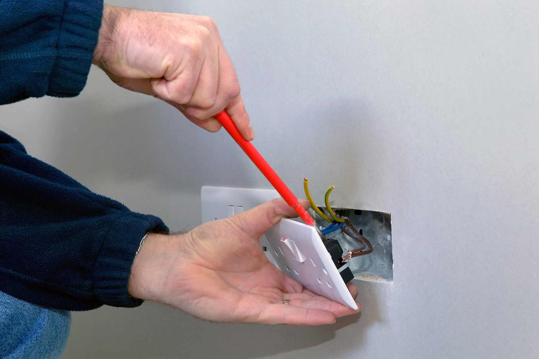 Our electricians can install plug sockets for domestic and commercial proeprties in Harold Hill and the local area. 